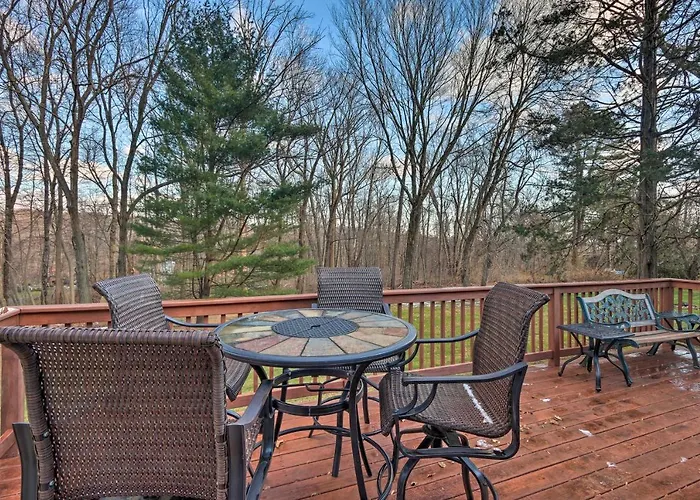 Family-Friendly Woodbury Home With Yard + Deck!